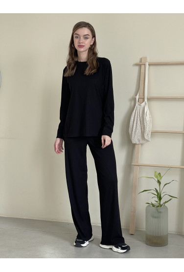 Костюм з широкими штанами та кофтою в рубчик. Штани палаццо на резинці із двома кишенями. Кофта з круглим вирізом та бічними розрізами.