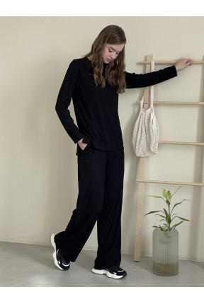 Костюм з широкими штанами та кофтою в рубчик. Штани палаццо на резинці із двома кишенями. Кофта з круглим вирізом та бічними розрізами.