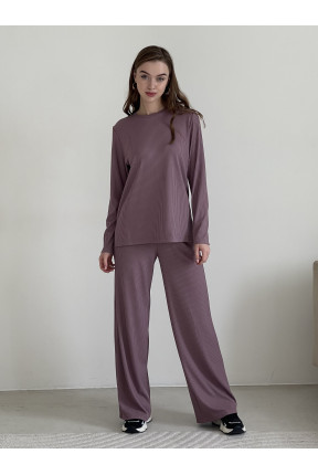 Костюм з широкими штанами та кофтою в рубчик. Штани палаццо на резинці із двома кишенями. Кофта з круглим вирізом та бічними розрізами.