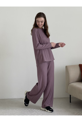 Костюм з широкими штанами та кофтою в рубчик. Штани палаццо на резинці із двома кишенями. Кофта з круглим вирізом та бічними розрізами.