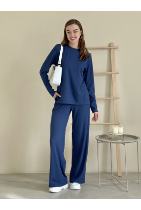 Костюм з широкими штанами та кофтою в рубчик. Штани палаццо на резинці із двома кишенями. Кофта з круглим вирізом та бічними розрізами.