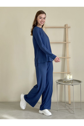 Костюм з широкими штанами та кофтою в рубчик. Штани палаццо на резинці із двома кишенями. Кофта з круглим вирізом та бічними розрізами.