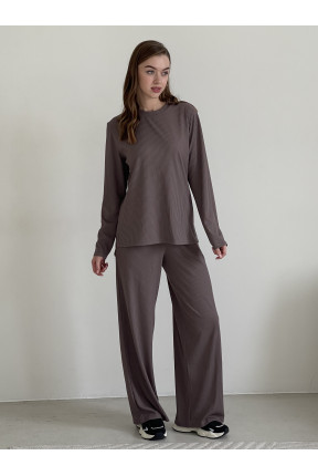 Костюм з широкими штанами та кофтою в рубчик. Штани палаццо на резинці із двома кишенями. Кофта з круглим вирізом та бічними розрізами.