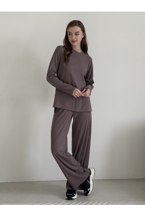 Костюм з широкими штанами та кофтою в рубчик. Штани палаццо на резинці із двома кишенями. Кофта з круглим вирізом та бічними розрізами.