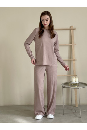 Костюм з широкими штанами та кофтою в рубчик. Штани палаццо на резинці із двома кишенями. Кофта з круглим вирізом та бічними розрізами.