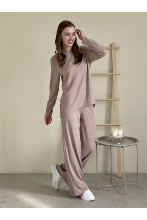 Костюм з широкими штанами та кофтою в рубчик. Штани палаццо на резинці із двома кишенями. Кофта з круглим вирізом та бічними розрізами.