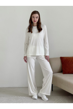 Костюм з широкими штанами та кофтою в рубчик. Штани палаццо на резинці із двома кишенями. Кофта з круглим вирізом та бічними розрізами.