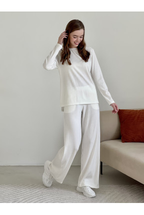 Костюм з широкими штанами та кофтою в рубчик. Штани палаццо на резинці із двома кишенями. Кофта з круглим вирізом та бічними розрізами.