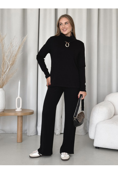 Жіночий ангоровий костюм із кофтою та широкими штанами. Штани прямого крою з 2 кишенями, пояс на резинці. Кофта з високим горлом.