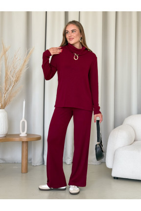 Жіночий ангоровий костюм із кофтою та широкими штанами. Штани прямого крою з 2 кишенями, пояс на резинці. Кофта з високим горлом.