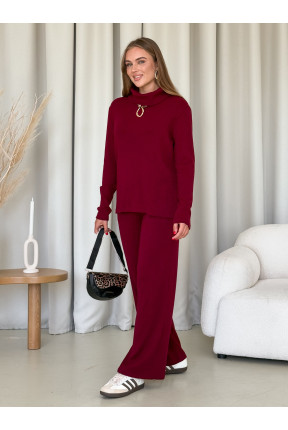 Жіночий ангоровий костюм із кофтою та широкими штанами. Штани прямого крою з 2 кишенями, пояс на резинці. Кофта з високим горлом.