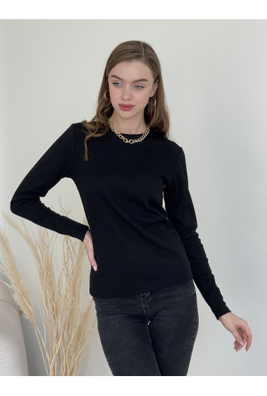 Базовий гольф-водолазка у рубчик. Кругла горловина, довгий рукав, в міру обтягує.