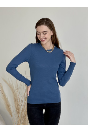 Базовий гольф-водолазка у рубчик. Кругла горловина, довгий рукав, в міру обтягує.