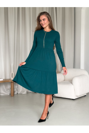 Сукня в рубчик з вільними стегнами, не обтягує.