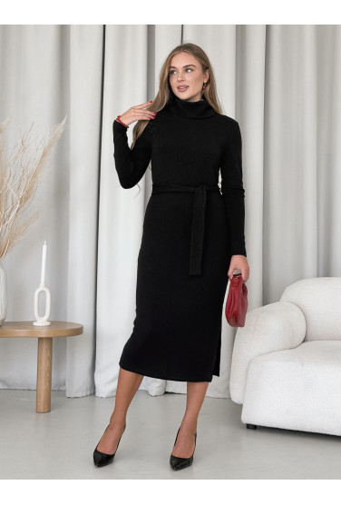 Сукня- светр з ангори з пояском та бічним розрізом. Сукня з довгим рукавом не обтягує та приховує недоліки фігури.
